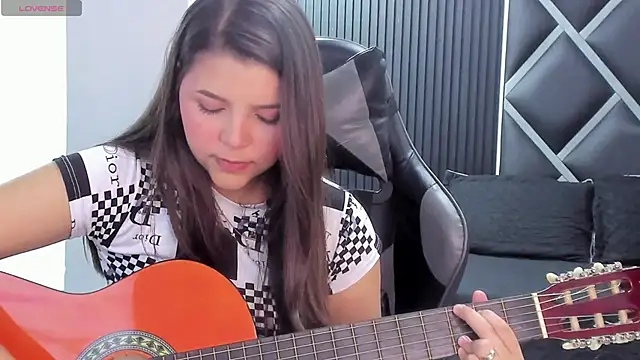 Snapshot of Charlotte-Star chatting on 11-17-25, 09:09 Charlotte-Star online show from 11-17-25, 09:09