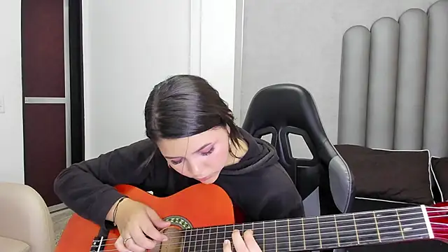 Snapshot of Charlotte-Star chatting on 12-05-25, 08:05 Charlotte-Star online show from 12-05-25, 08:05