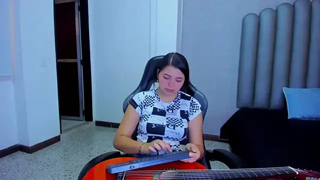 Snapshot of Charlotte-Star chatting on 12-17-25, 08:15 Charlotte-Star online show from 12-17-25, 08:15