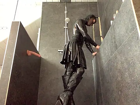 Snapshot of latexluisa chatting on 02-15-26, 01:20 latexluisa online show from 02-15-26, 01:20