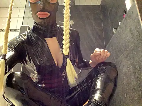 Snapshot of latexluisa chatting on 04-15-26, 02:46 latexluisa online show from 04-15-26, 02:46