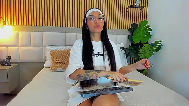 Roseaurora online show from 11-10-25, 12:37