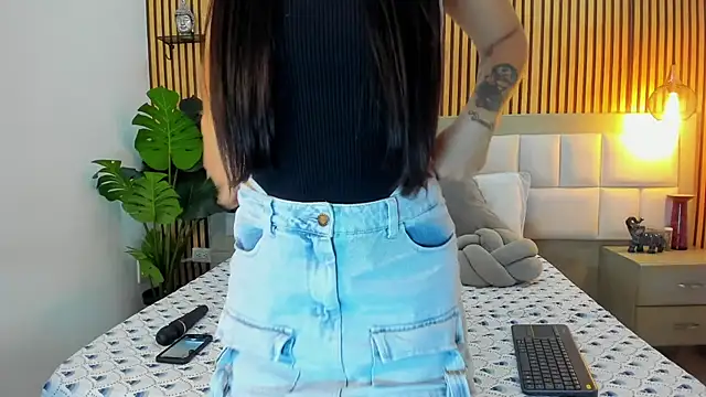 Roseaurora online show from 11-19-25, 01:00