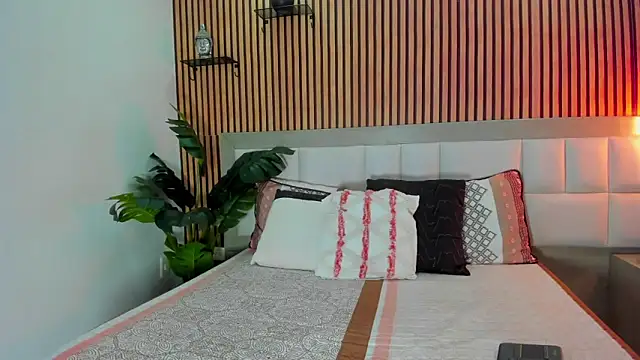 Roseaurora online show from 12-15-25, 12:42