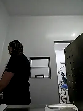 Madisson-04  online show from 10-08-25, 07:44