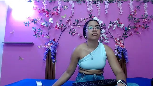 skinnysofia18 online show from 04-13-26, 12:54