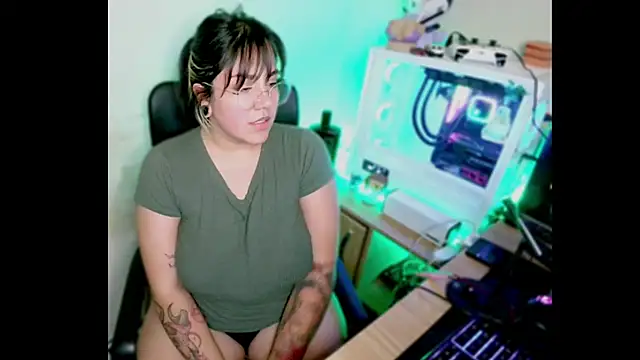 Snapshot of PinkDenial chatting on 10-01-25, 02:50 PinkDenial online show from 10-01-25, 02:50