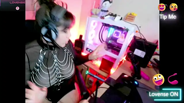 Snapshot of PinkDenial chatting on 11-25-25, 01:16 PinkDenial online show from 11-25-25, 01:16