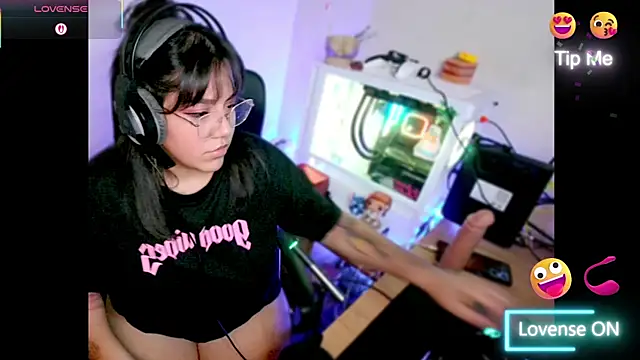 Snapshot of PinkDenial chatting on 11-28-25, 03:09 PinkDenial online show from 11-28-25, 03:09