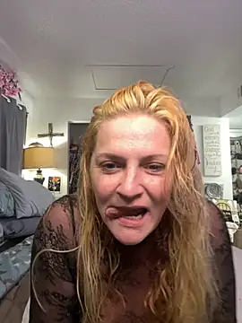 Snapshot of Goldenndoll chatting on 09-10-25, 02:06 Goldenndoll online show from 09-10-25, 02:06