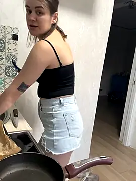 Snapshot of Risky-Flower chatting on 09-21-25, 01:24 Risky-Flower online show from 09-21-25, 01:24