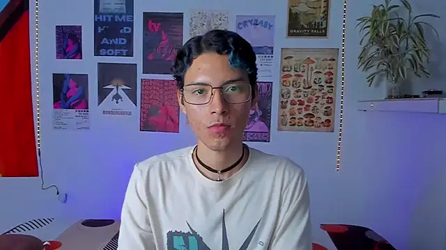 Snapshot of Michael_blue01 chatting on 12-16-25, 11:43 Michael blue01 online show from 12-16-25, 11:43