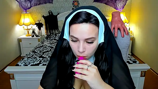 Snapshot of OmniaSher chatting on 10-28-25, 10:52 OmniaSher online show from 10-28-25, 10:52