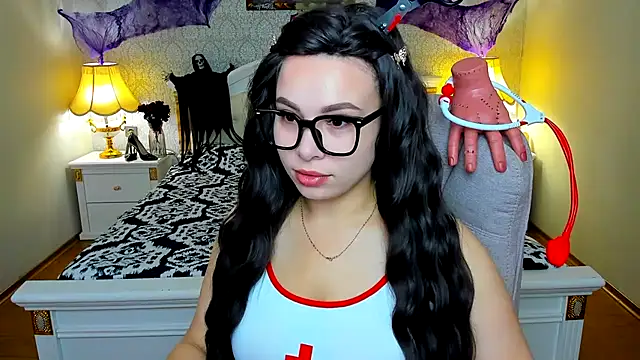 Snapshot of OmniaSher chatting on 10-30-25, 11:00 OmniaSher online show from 10-30-25, 11:00