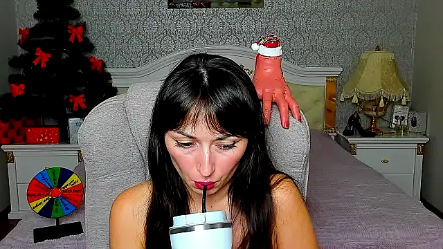 Snapshot of OmniaSher chatting on 12-18-25, 10:21 OmniaSher online show from 12-18-25, 10:21