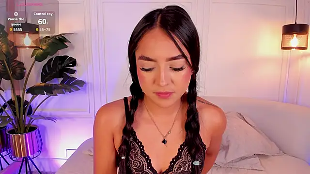 Dafne Hillss online show from 11-22-25, 12:37