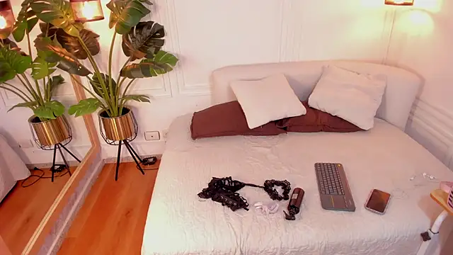 Dafne Hillss online show from 12-18-25, 11:49