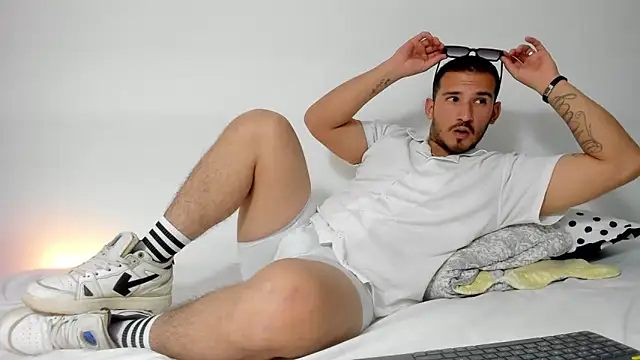 Snapshot of estivii chatting on 11-02-25, 12:24 estivii online show from 11-02-25, 12:24