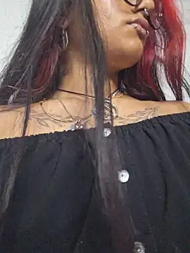 Snapshot of carolinerue chatting on 06-18-26, 06:34 carolinerue online show from 06-18-26, 06:34