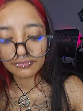 Snapshot of carolinerue chatting on 07-19-26, 12:47 carolinerue online show from 07-19-26, 12:47