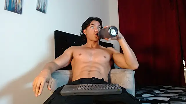 adriel escalante online show from 12-05-25, 03:15