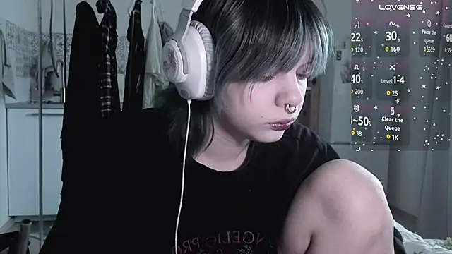 Snapshot of Alice_Zev chatting on 01-08-26, 11:45 Alice Zev online show from 01-08-26, 11:45