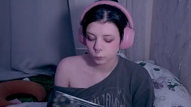 Snapshot of Alice_Zev chatting on 03-04-26, 12:49 Alice Zev online show from 03-04-26, 12:49