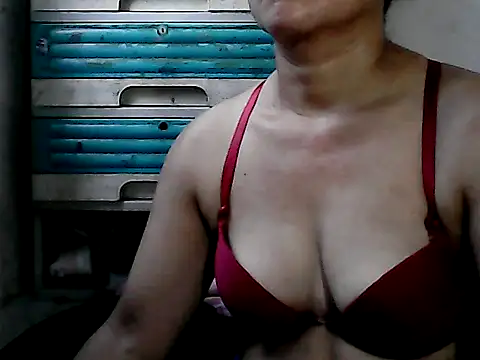 yoursPinayMama1682 online show from 10-01-25, 11:44