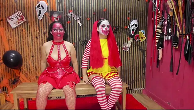 Snapshot of VantablackBDSMShow_ chatting on 10-31-25, 01:34 VantablackBDSMShow online show from 10-31-25, 01:34