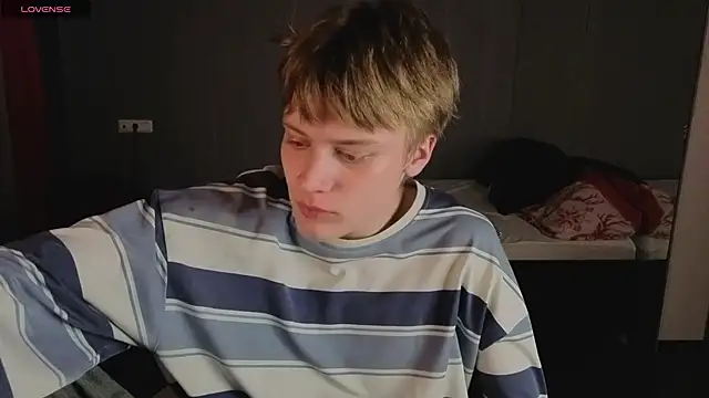 Snapshot of LouieEvans chatting on 10-09-25, 03:43 LouieEvans online show from 10-09-25, 03:43