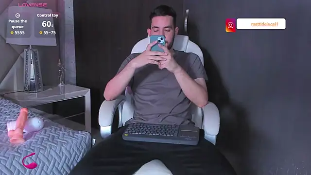 Snapshot of matti_de_lucaa chatting on 10-15-25, 05:35 matti de lucaa online show from 10-15-25, 05:35