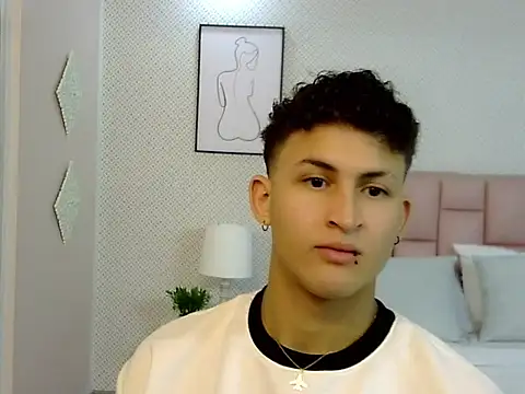 Snapshot of Axel_savage chatting on 10-06-25, 07:22 Axel savage online show from 10-06-25, 07:22