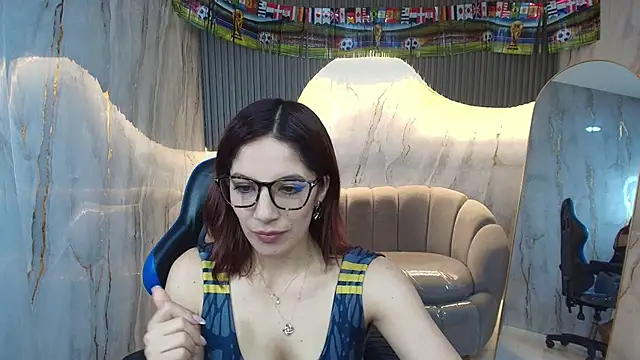 Snapshot of nadia_r_ chatting on 06-17-26, 07:37 nadia r online show from 06-17-26, 07:37
