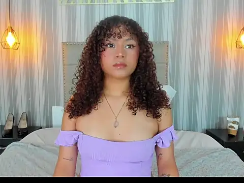 Snapshot of Sofiapassionne chatting on 06-10-26, 01:54 Sofiapassionne online show from 06-10-26, 01:54