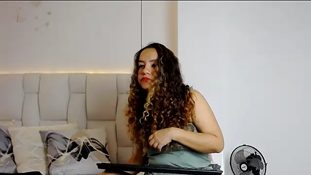 Snapshot of Dulce__Lovee chatting on 09-26-25, 11:36 Dulce Lovee online show from 09-26-25, 11:36