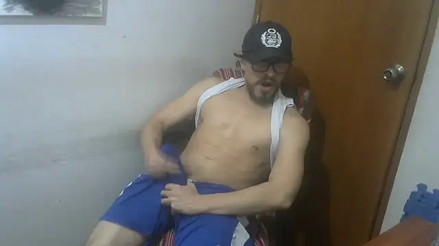 Snapshot of GuivernoStud chatting on 09-10-25, 01:00 GuivernoStud online show from 09-10-25, 01:00