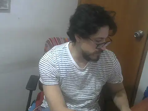 Snapshot of GuivernoStud chatting on 09-11-25, 04:45 GuivernoStud online show from 09-11-25, 04:45