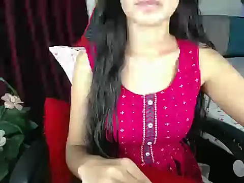 Snapshot of LOVE_BEAUTYY chatting on 10-19-25, 04:02 LOVE BEAUTYY online show from 10-19-25, 04:02