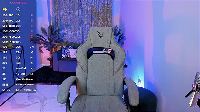 Snapshot of FlexyFox chatting on 12-18-25, 10:21 FlexyFox online show from 12-18-25, 10:21