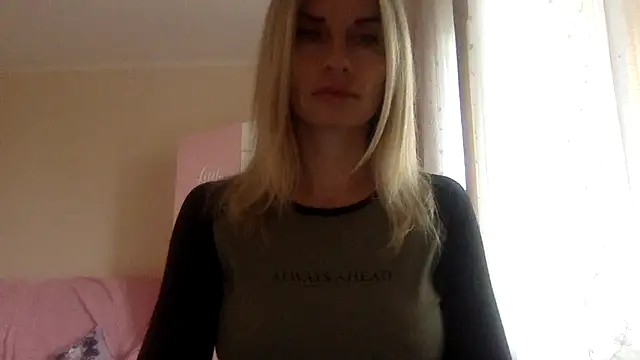 Snapshot of KarelliaStar chatting on 09-19-25, 07:43 KarelliaStar online show from 09-19-25, 07:43