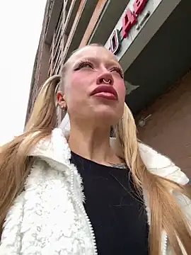 Snapshot of Sugar_Pop chatting on 09-18-25, 01:24 Sugar Pop online show from 09-18-25, 01:24