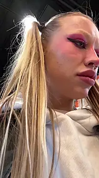 Snapshot of Sugar_Pop chatting on 09-23-25, 02:20 Sugar Pop online show from 09-23-25, 02:20