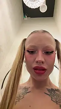 Snapshot of Sugar_Pop chatting on 09-26-25, 05:28 Sugar Pop online show from 09-26-25, 05:28