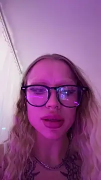 Snapshot of Sugar_Pop chatting on 10-21-25, 05:46 Sugar Pop online show from 10-21-25, 05:46