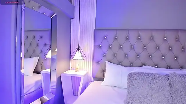 LunaBloomn online show from 12-22-25, 05:10