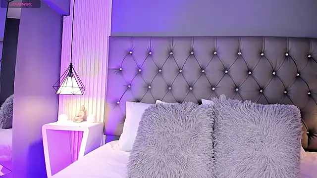 LunaBloomn online show from 02-10-26, 05:06