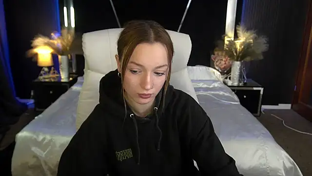 Snapshot of FoxyMayy chatting on 11-25-25, 02:17 FoxyMayy online show from 11-25-25, 02:17