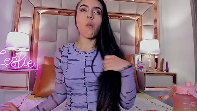 Snapshot of Leslie_Bussh_ chatting on 10-08-25, 08:06 Leslie Bussh online show from 10-08-25, 08:06