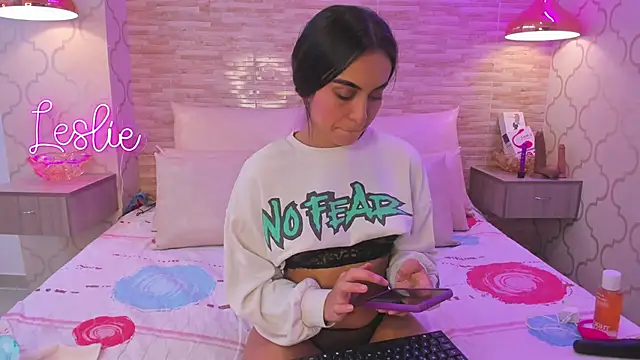 Snapshot of Leslie_Bussh_ chatting on 10-16-25, 03:24 Leslie Bussh online show from 10-16-25, 03:24