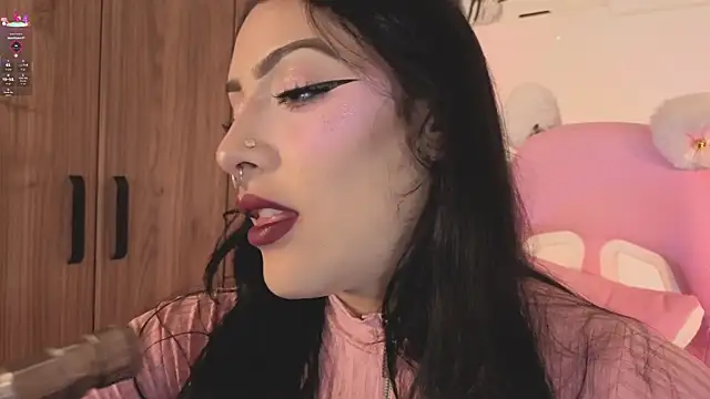 Snapshot of ashlynnlowe_ chatting on 07-10-26, 10:01 ashlynnlowe online show from 07-10-26, 10:01